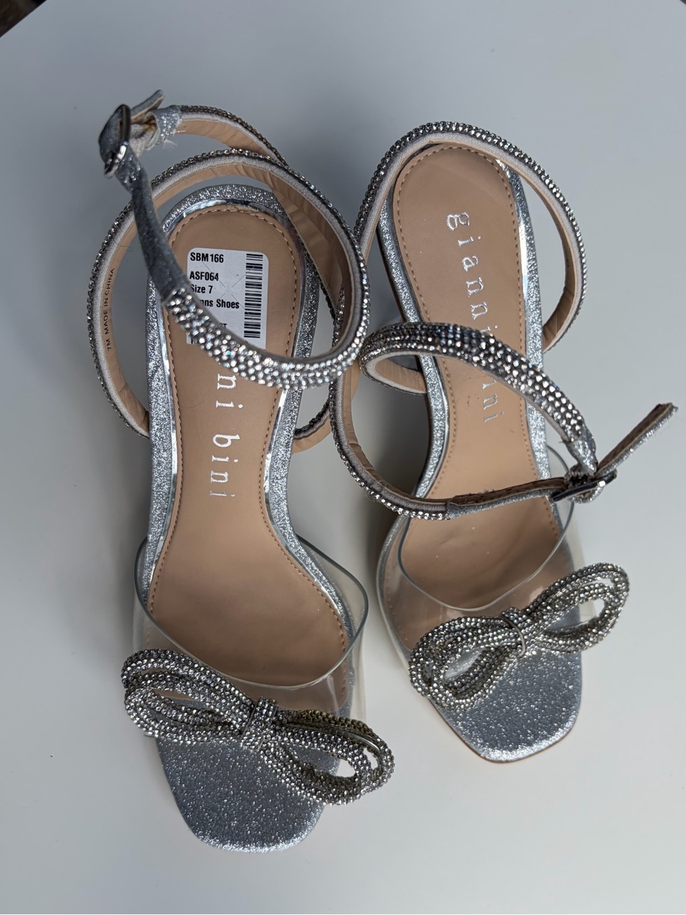 🆕🪩 Gianni Bini Rhinestone Bow Clear Heel Sandals Silver Glitter Size 7 Party - Picture 17 of 17